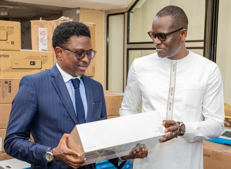 La fondation Orange offre de l&rsquo;équipement pour les premières salles de classes intelligentes