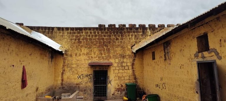 Une vingtaine de détenus s&rsquo;évadent de la prison civile de Pita