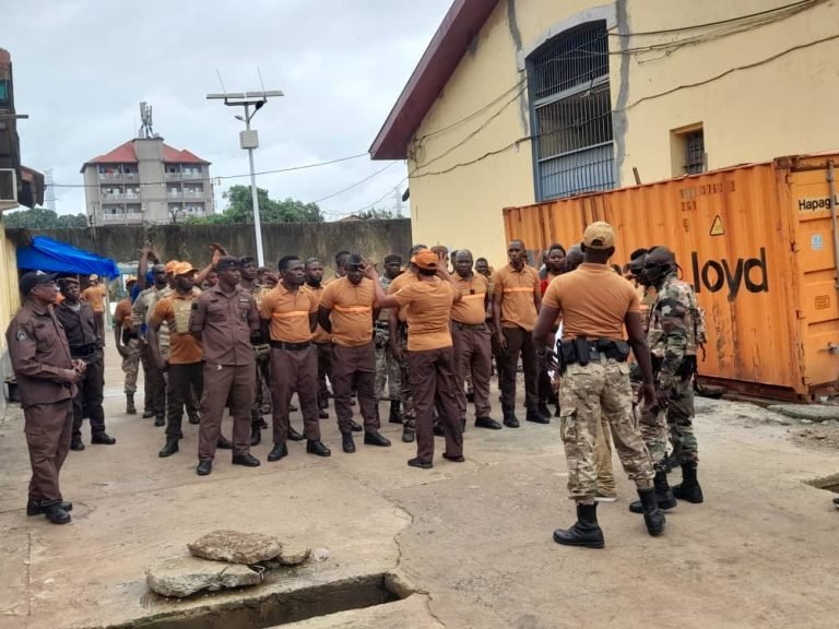Guinée. Les gardes pénitentiaires paralysent les cours et tribunaux du pays