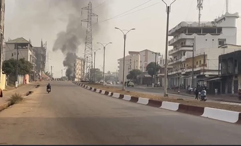 Axe Hamdallaye-Cosa (Conakry) : Des jeunes réclament la réouverture des stations services