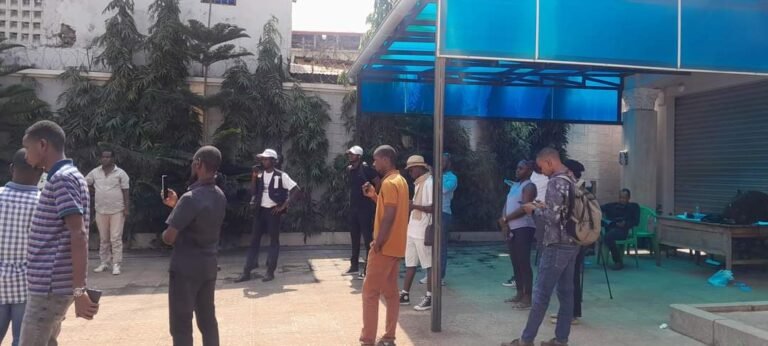 Journalistes piégés à la maison de la presse : le désarroi d&rsquo;un reporter à la recherche de l&rsquo;information