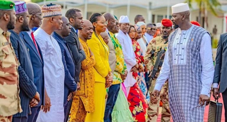 Guinée. Les ministres du gouvernement dissout interdit de voyager, compte gelé, aide de camp retirés…