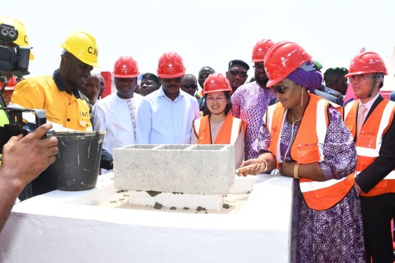 Dansa Kourouma préside la pose de la première pierre de la construction du siège du parlement guinéen