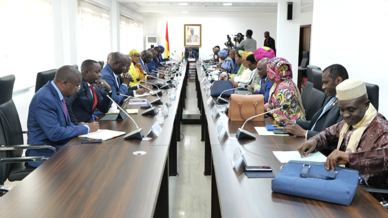 Primature : le gouvernement de Bah Oury fait son entrée politique avec une…