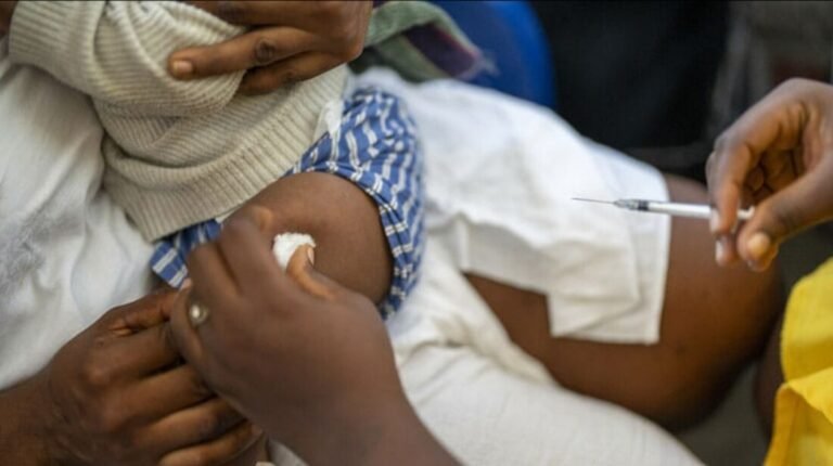 Guinée. Un médecin mis aux arrêts pour avoir administré une « injection mortelle » à bébé 