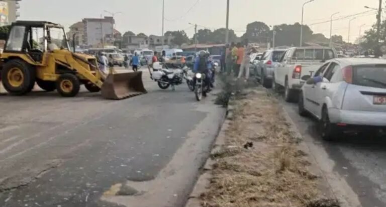 Route le Prince: la circulation bloquée par la police au niveau de Wanindara-rails