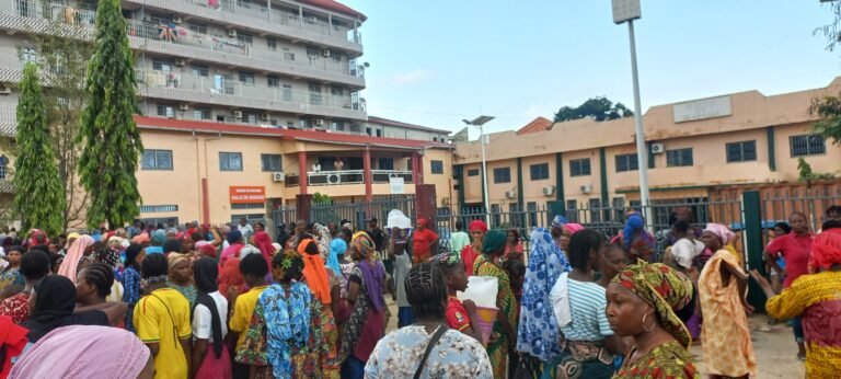 La mairie de Ratoma assiégée par des femmes de Taouyah