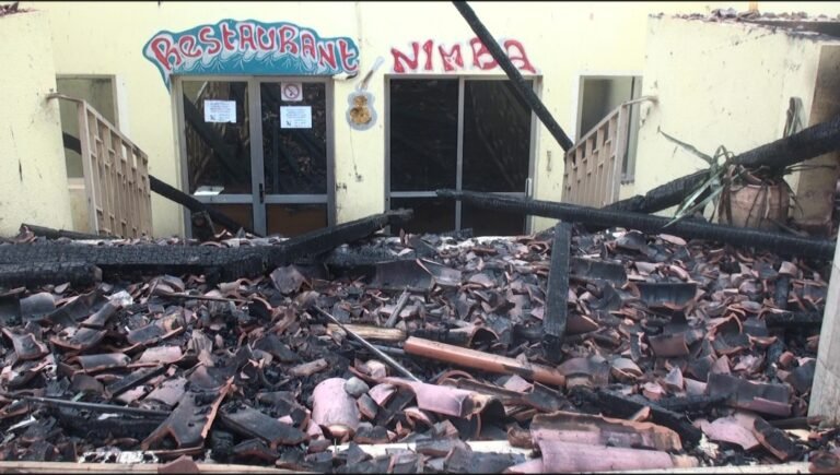 N&rsquo;zérékoré. Une partie d&rsquo;un hôtel ravagé par un incendie 