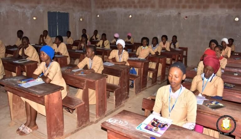 Guinée.  Le taux admission au BEPC est de 41,11% dont 21, 05% filles 