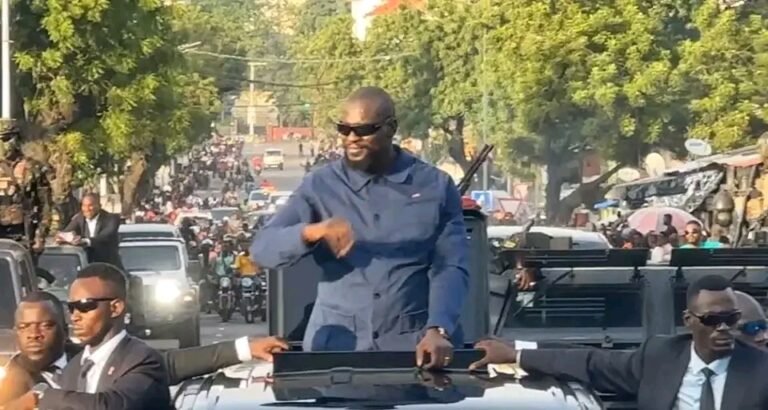 Conakry. Mamadi Doumbouya, accueilli par une foule 