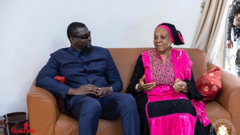 Hommage aux pionnières: le Général Mamadi Doumbouya rend une visite de courtoisie à Hadja Mariama Aribot