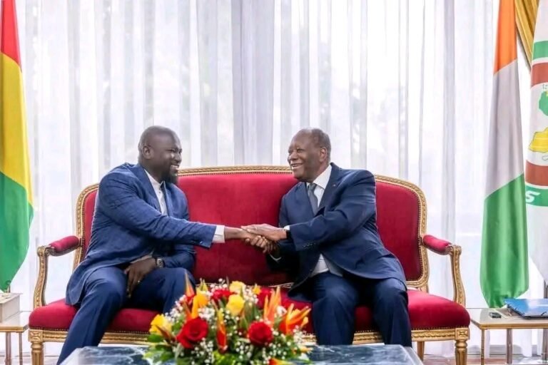 Ouattara à Doumbouya : « Que la Guinée retrouve son luxe d’antan »