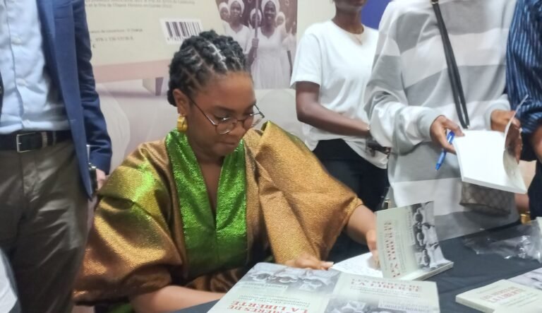 Kadiatou Konaté célèbre les héroïnes oubliées de l’indépendance guinéenne dans son premier ouvrage