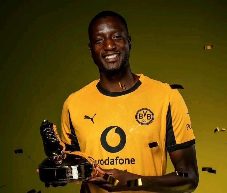 Sehrou Guirassy reçoit son trophée de meilleur buteur en Ligue des champions 