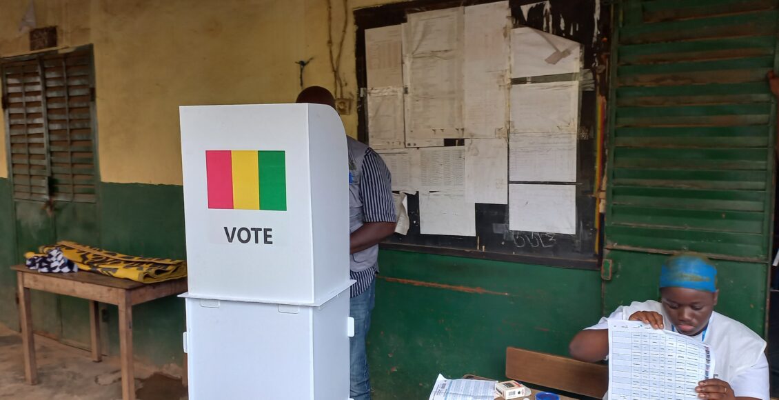 Bureau de vote à Conakry