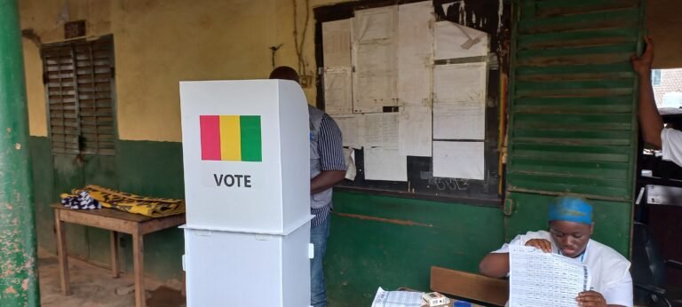 Bureau de vote à Conakry