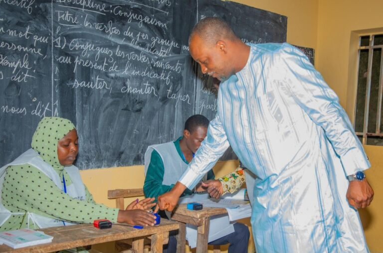 Scrutin du 21 septembre : le ministre Aboubacar Camara accomplit son devoir citoyen à Kiroti