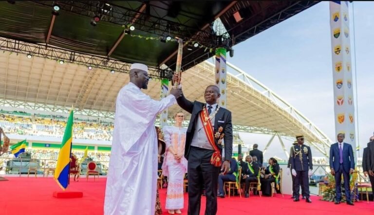 Le président gabonais félicite Mamadi Doumbouya pour sa victoire à la présidentielle guinéenne
