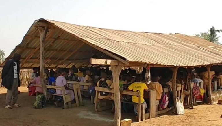Bangouya : 143 élèves contraints d’étudier dans un hangar à Koneya