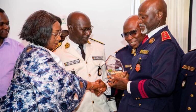 Reconnaissance mérite à madame Camara Djénabou Touré, directrice générale des élections 