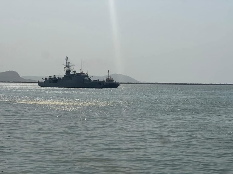 Un navire de la marine française en escale au port de Conakry