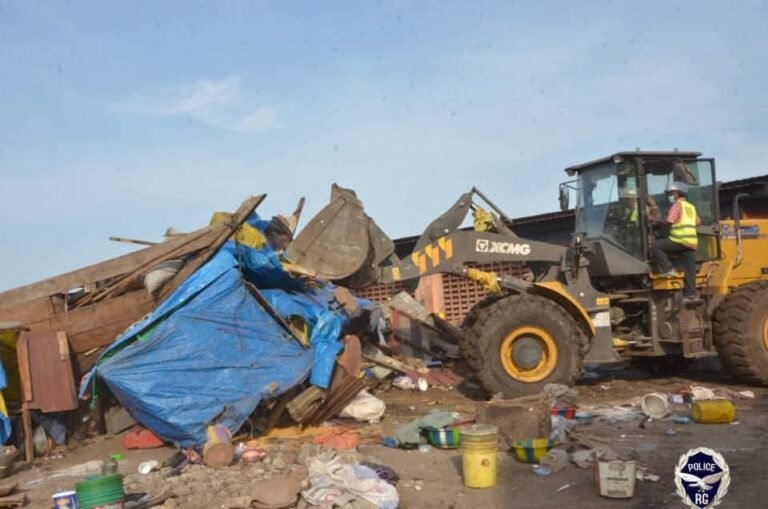 Conakry passe à l’offensive : le port de Boulbinet rasé pour imposer un nouvel ordre urbain