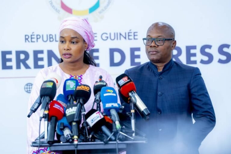 Dissolution de partis en Guinée : le gouvernement défend une « mise en conformité légale »
