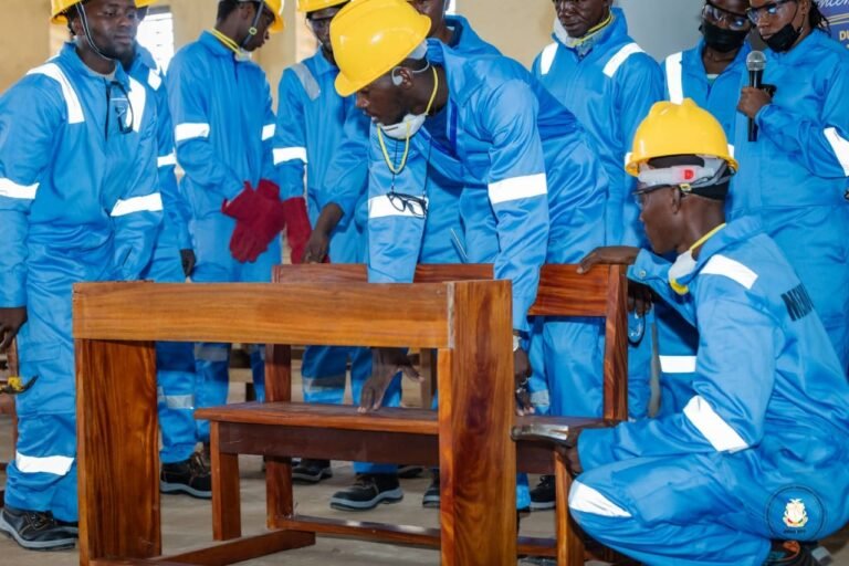 Guinée : les centres de formation mobilisés pour produire 200 000 tables-bancs au service de l’école