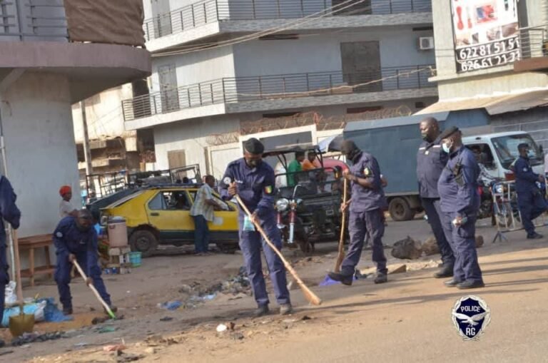 Conakry : la police en première ligne pour assainir la route du Niger et rétablir l’ordre