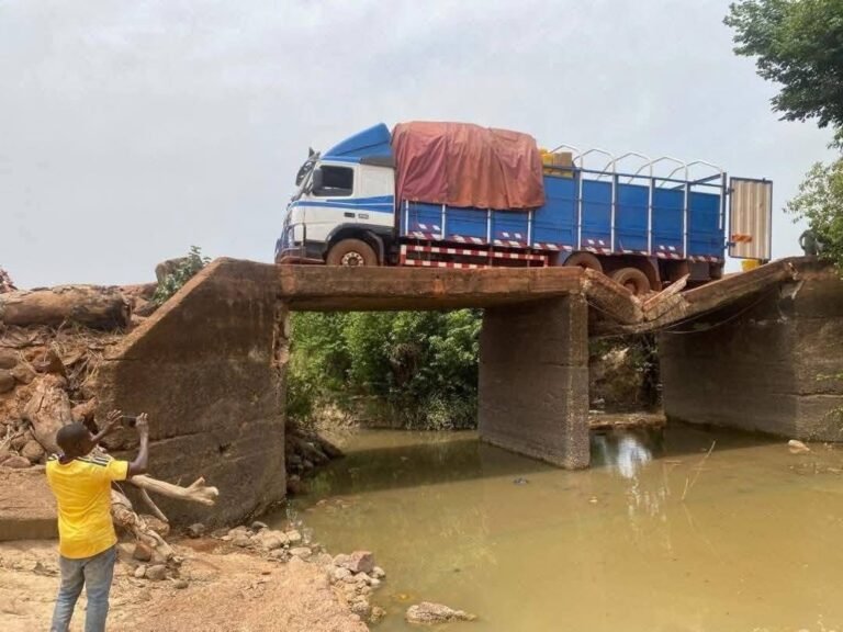 Guinée : un pont s’effondre à Koléni, un camion suspendu sur la rivière