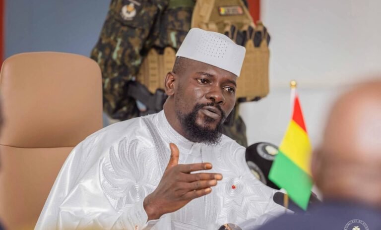 Réseaux sociaux en Guinée : Doumbouya hausse le ton contre les discours de haine