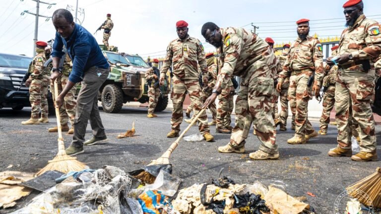 Insalubrité à Conakry : Doumbouya prêt à déployer l’armée contre les déchets 