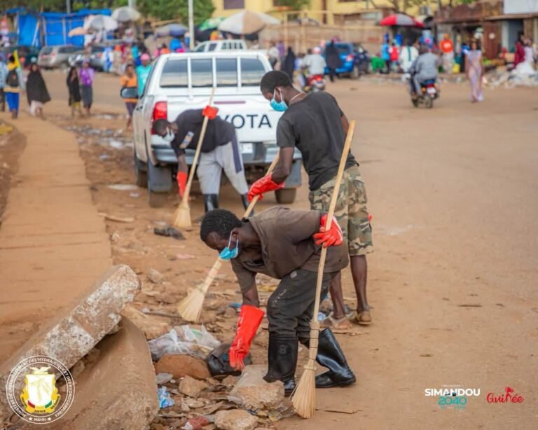 Dépôt d’ordures sur la voie publique : 31 contrevenants arrêtés et soumis à des travaux d’intérêt public à Conakry 