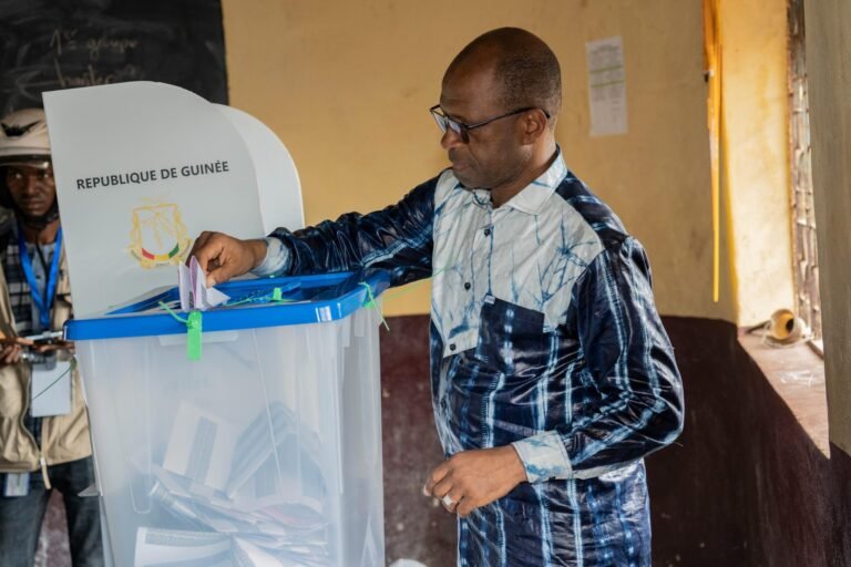 Urne non scellée, cartes d’électeurs entreposées : les graves révélations de Yéro Baldé après son vote
