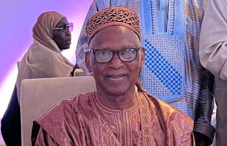 Quand tombe un baobab : hommage à Souleymane Diallo, bâtisseur de la presse libre en Guinée(Tham Camara)