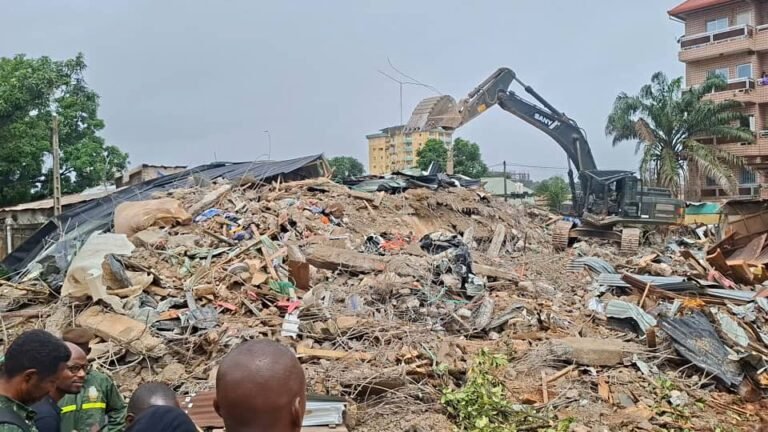 Drame à Dixinn : un bâtiment de cinq étages s’écroule en pleine nuit à Conakry