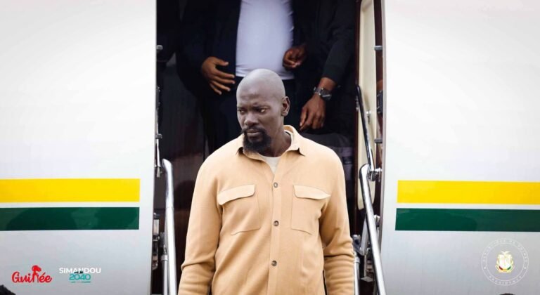 Mamadi Doumbouya regagne Conakry après onze jours de congés en Grèce
