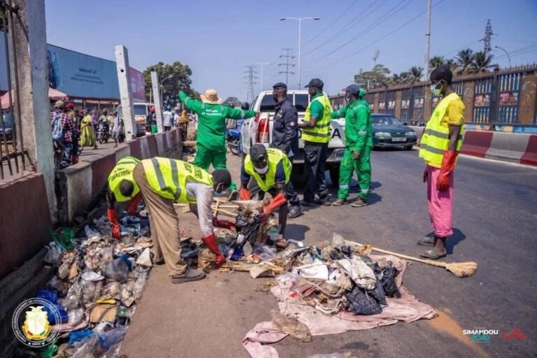 Conakry : un homme condamné à 500 000 GNF pour avoir jeté des ordures sur la voie publique