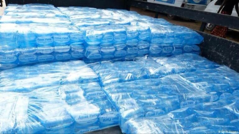 Sachets d’eau : le gouvernement guinéen accorde six mois de sursis aux producteurs