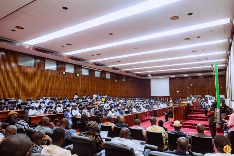 Guinée : les recettes de l’État bondissent de 7,53 % dans le budget rectificatif 2026, adopté à l’unanimité